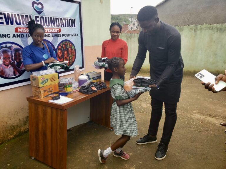 Adewumi Foundation Awards Five Scholarships at Oakbridge Foundation School