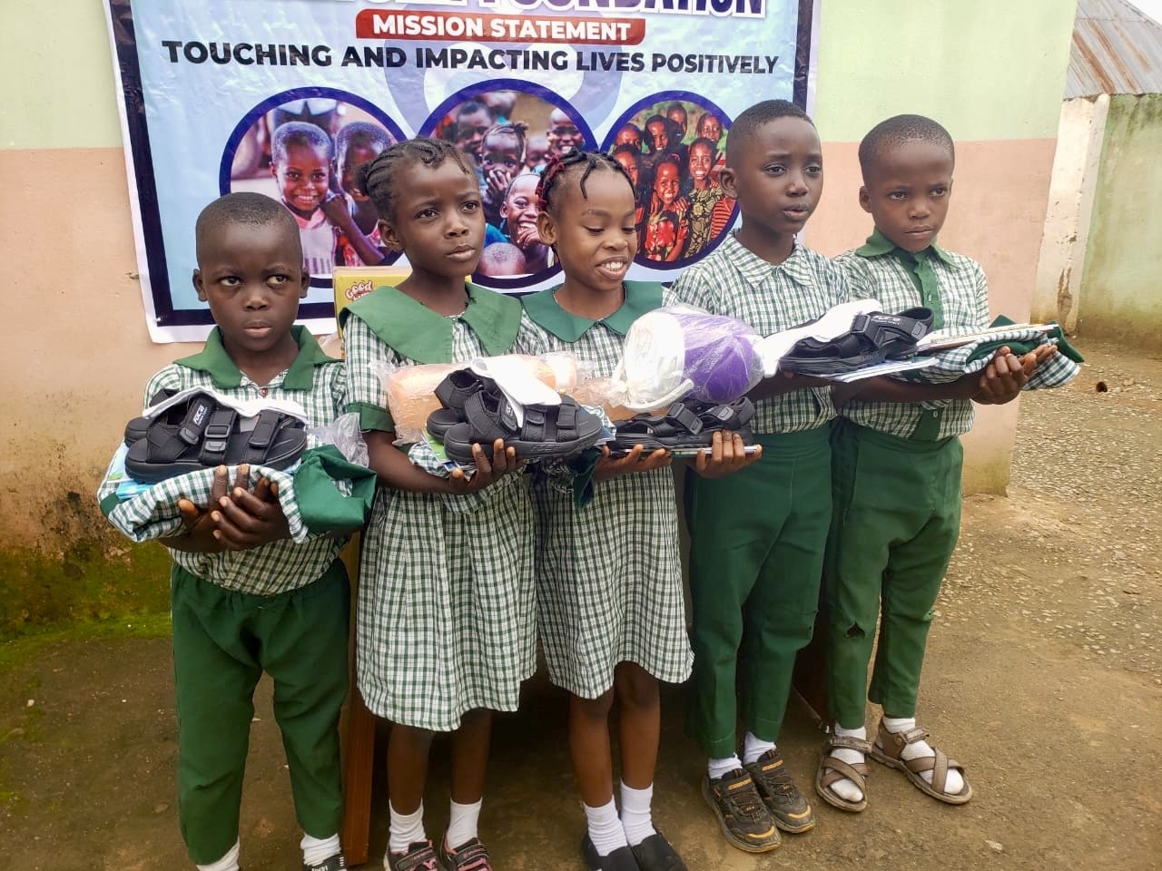 You are currently viewing Adewumi Foundation Sponsors 5 Pupils of OAKBRIDGE Foundation School, Mpape Abuja